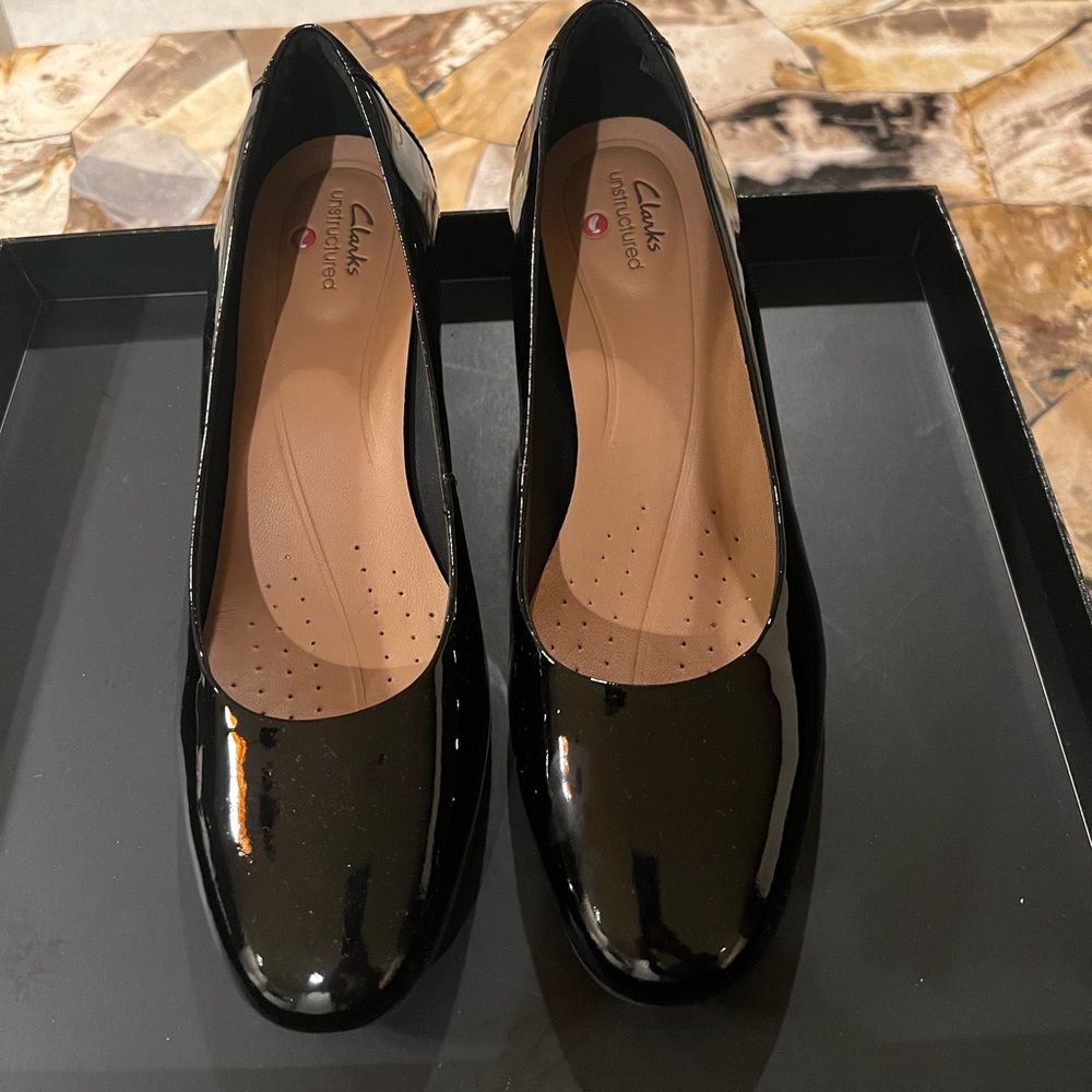 Clarks patent leather round toe pump